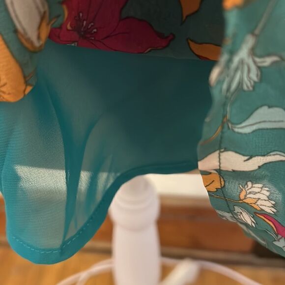 Beacon Apparel turquoise floral ruffle short sleeve blouse Size M New - Picture 3 of 11